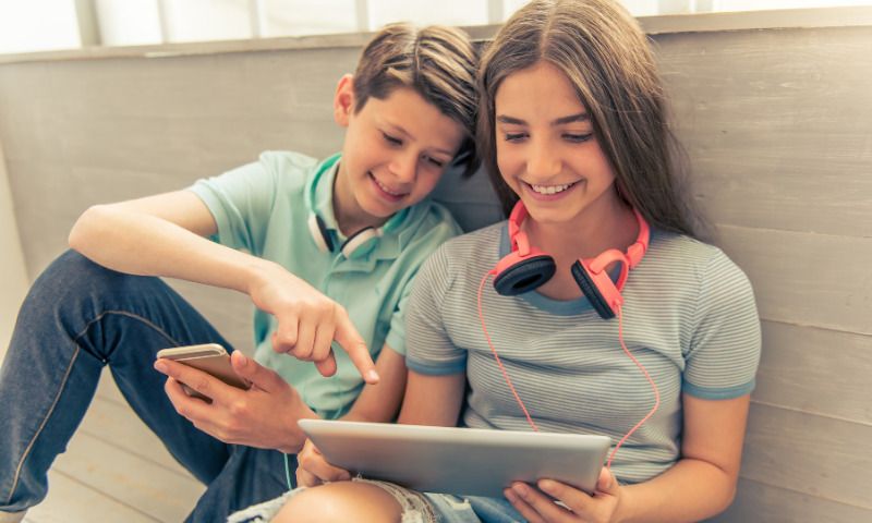 Zwischenzeugnis_Zwei Schüler verbessern dank Online-Nachhilfe ihre Noten