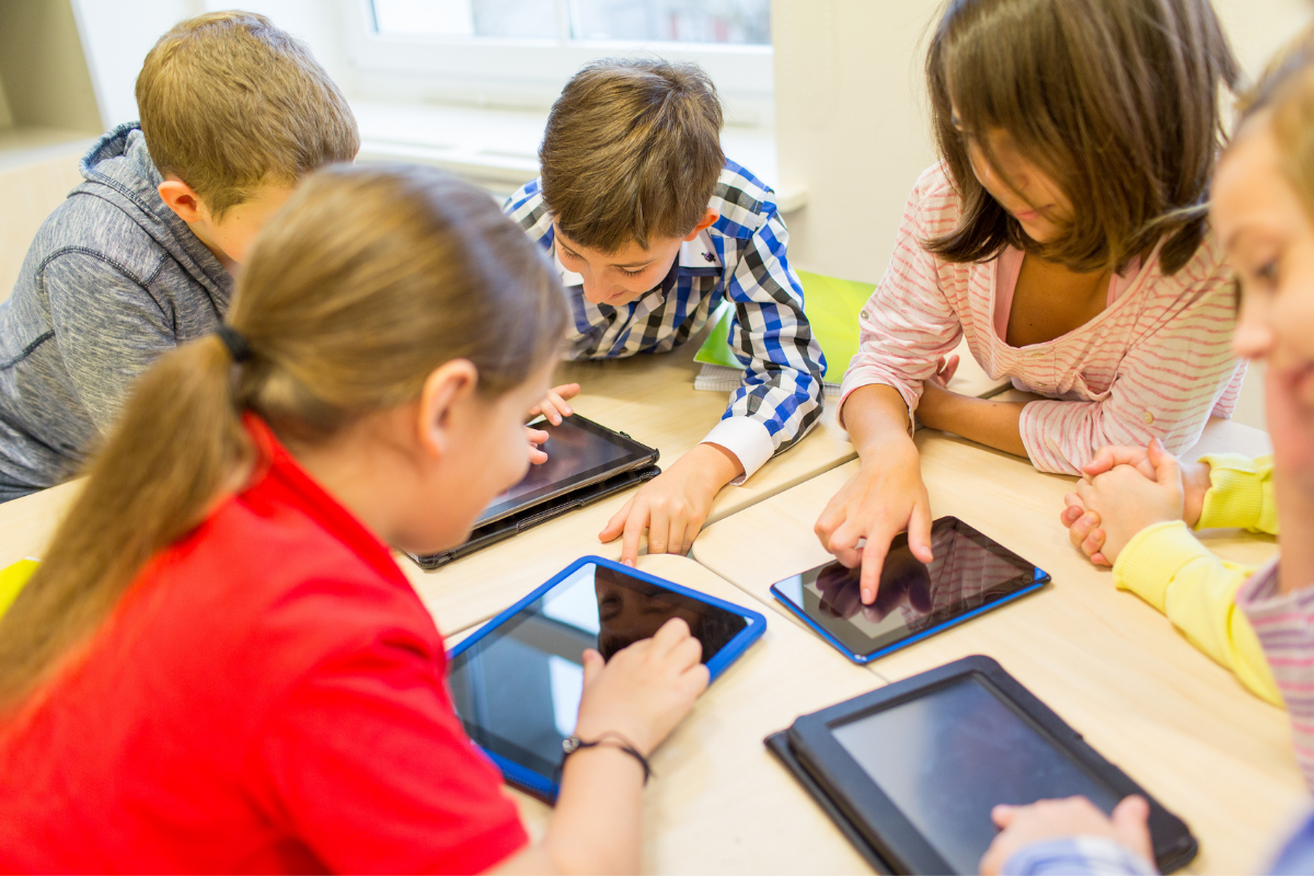 Digitalisierung an Schulen: junge Schueler im Unterricht mit Tablets
