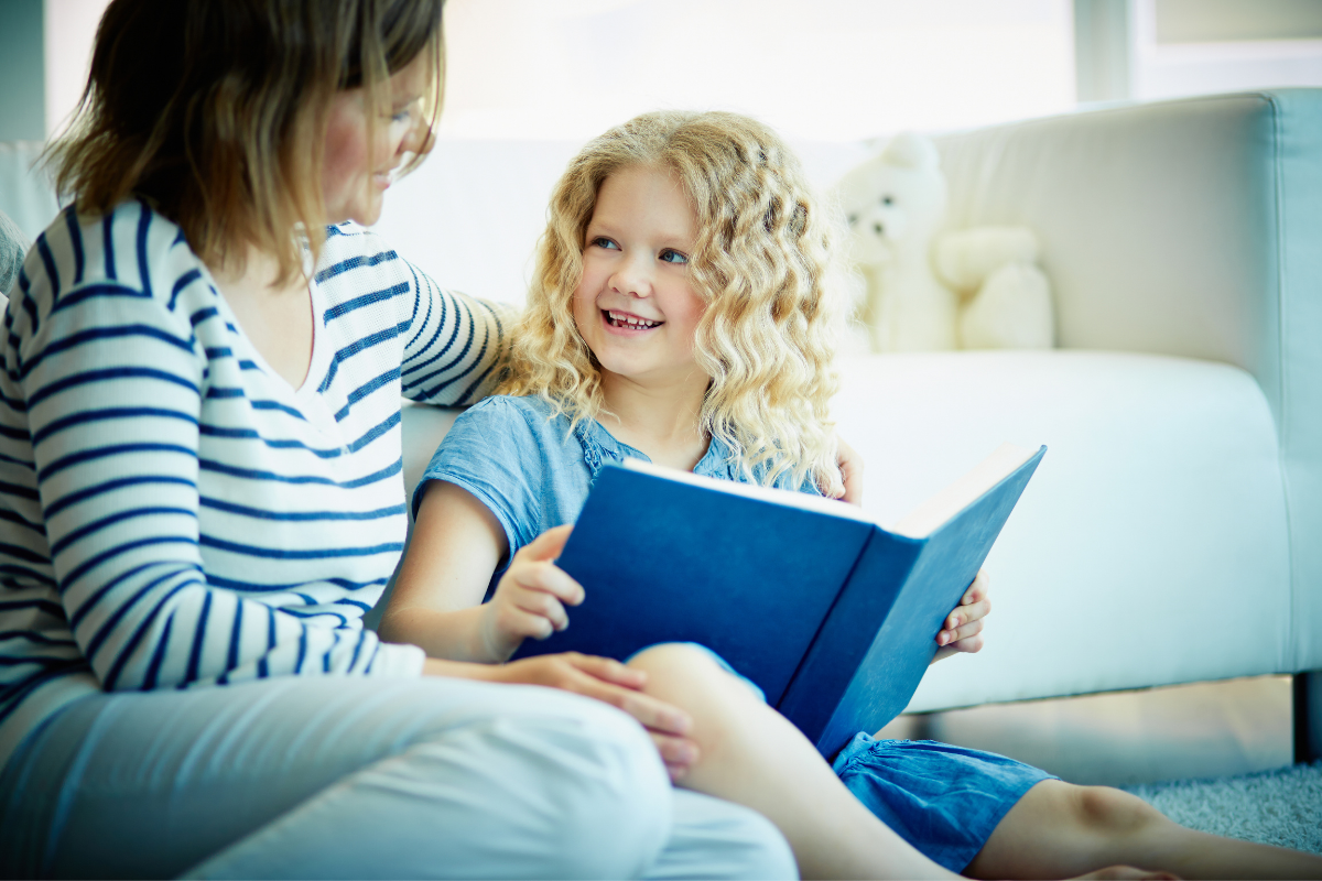 Kinder zum Lesen motivieren_Mutter und Tochter lesen gemeinsam