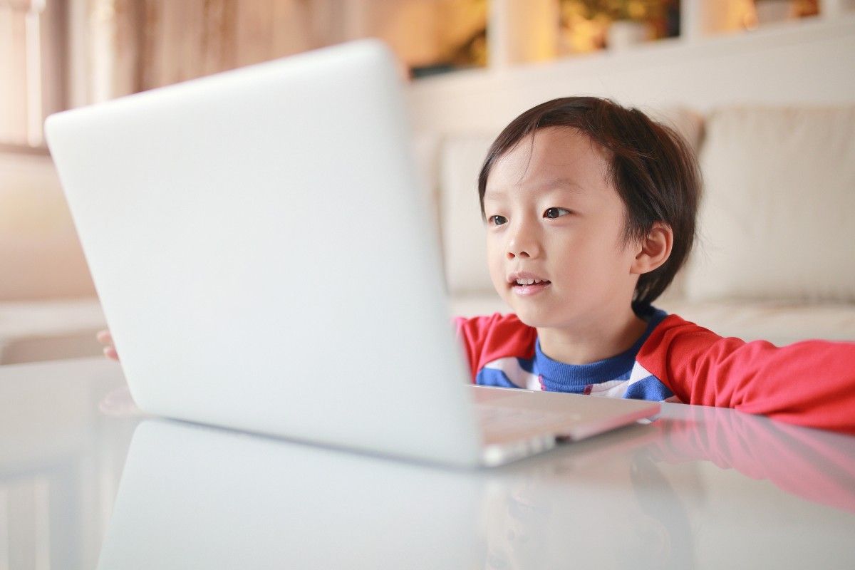 Nachhilfe Essen: Schueler waehrend Online-Nachhilfe