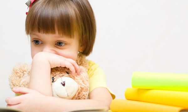 Schulverweigerung: Kind hält Teddy in den Armen