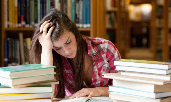 Corona-Abitur: Schülerin sitzt in Bibliothek und lernt