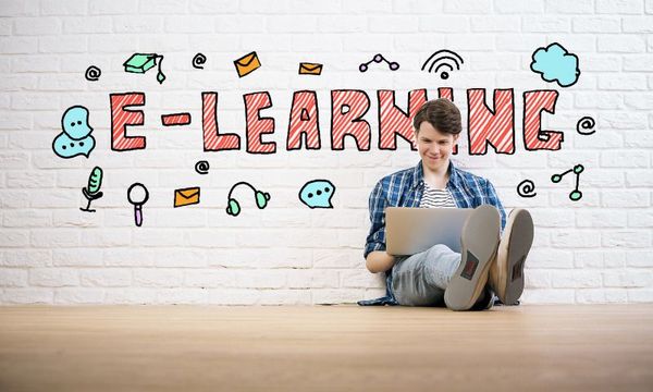 E-Learning für Kinder_Junge lernt mit digitalen Medien