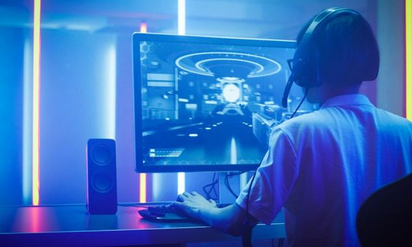 E-Sports: Junge spielt am Computer