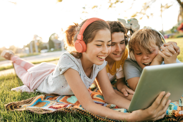 Gedächtnistraining für Kinder: drei Kinder mi Tablet