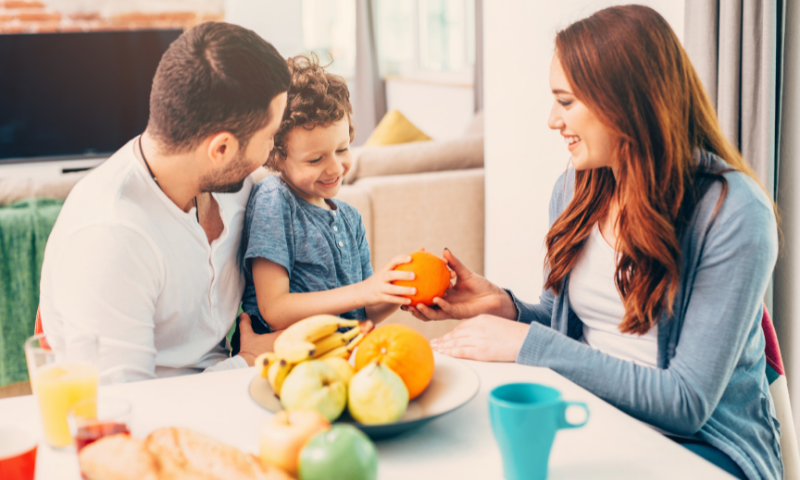 Morgenrituale: Familie am Frühstückstisch