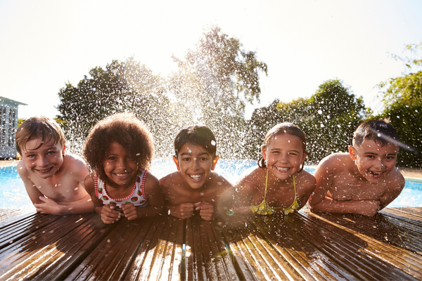 Outdoor-Aktivitaeten-Kinder: fuenf-Kinder-im-Swimming-Pool