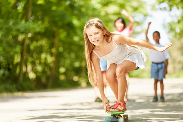 Warum ist Bewegung wichtig: Mädchen auf Skateboard