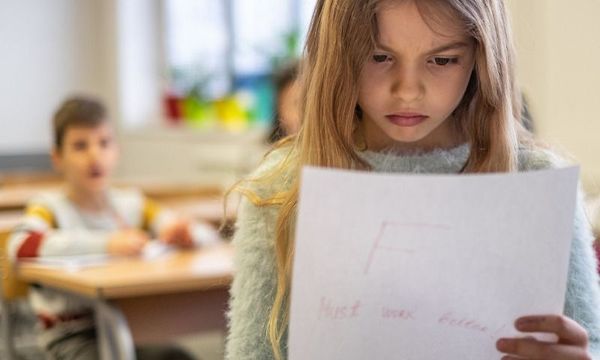 Zwischenzeugnis_Mädchen hat schlechte Noten im Zwischenzeugnis