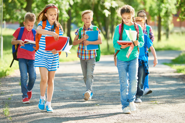 Sicherer Schulweg: Kinder gemeinsam auf dem Weg in die Schule