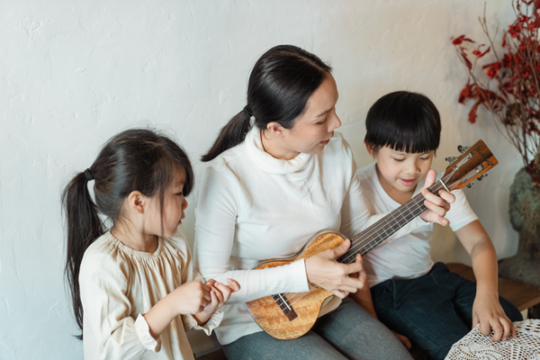 Kindermusik: Mutter und Kinder musizieren gemeinsam