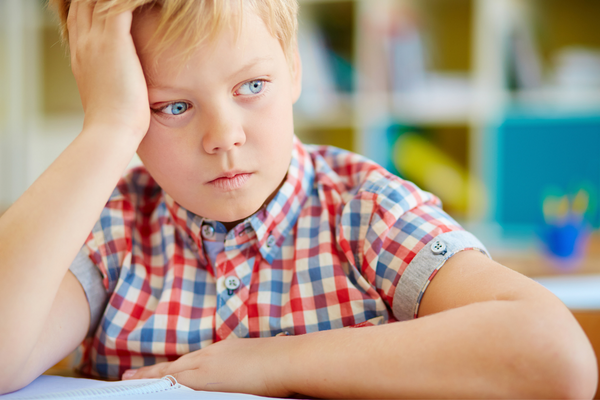 Konzentrationsübungen für Kinder-Junge versucht sich zu konzentrieren