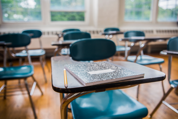 Erneute Schulschliessungen: leeres Klassenzimmer