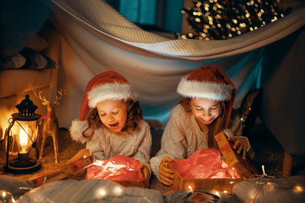 Last Minute Weihnachtsgeschenke für Kinder_Geschwister packen Weihnachtsgeschenke aus