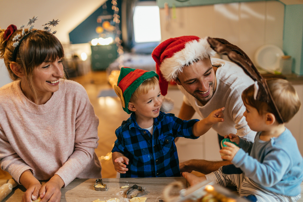 Vorweihnachtszeit Familien-Aktivitäten_Familie backt Plätzchen