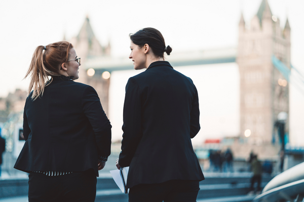 Business Englisch, zwei Frauen unterhalten sich vor der London Bridge