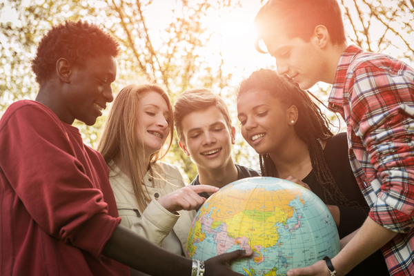 Schüleraustausch_mehrere Schüler halten einen Globus in der Hand