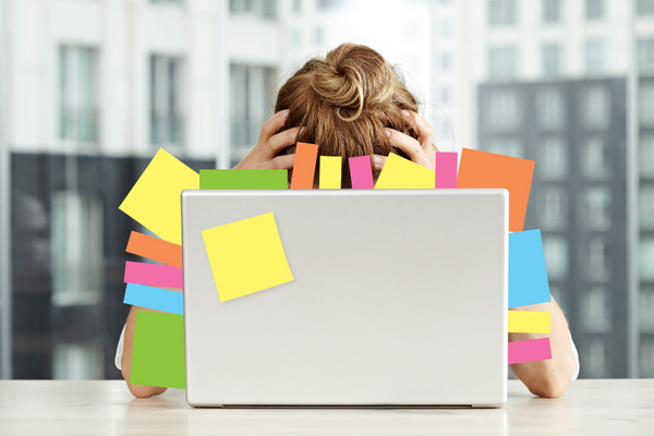 mündliches Abitur -Laptop mit Postits und Mädchen stützt Kopf in die Hände