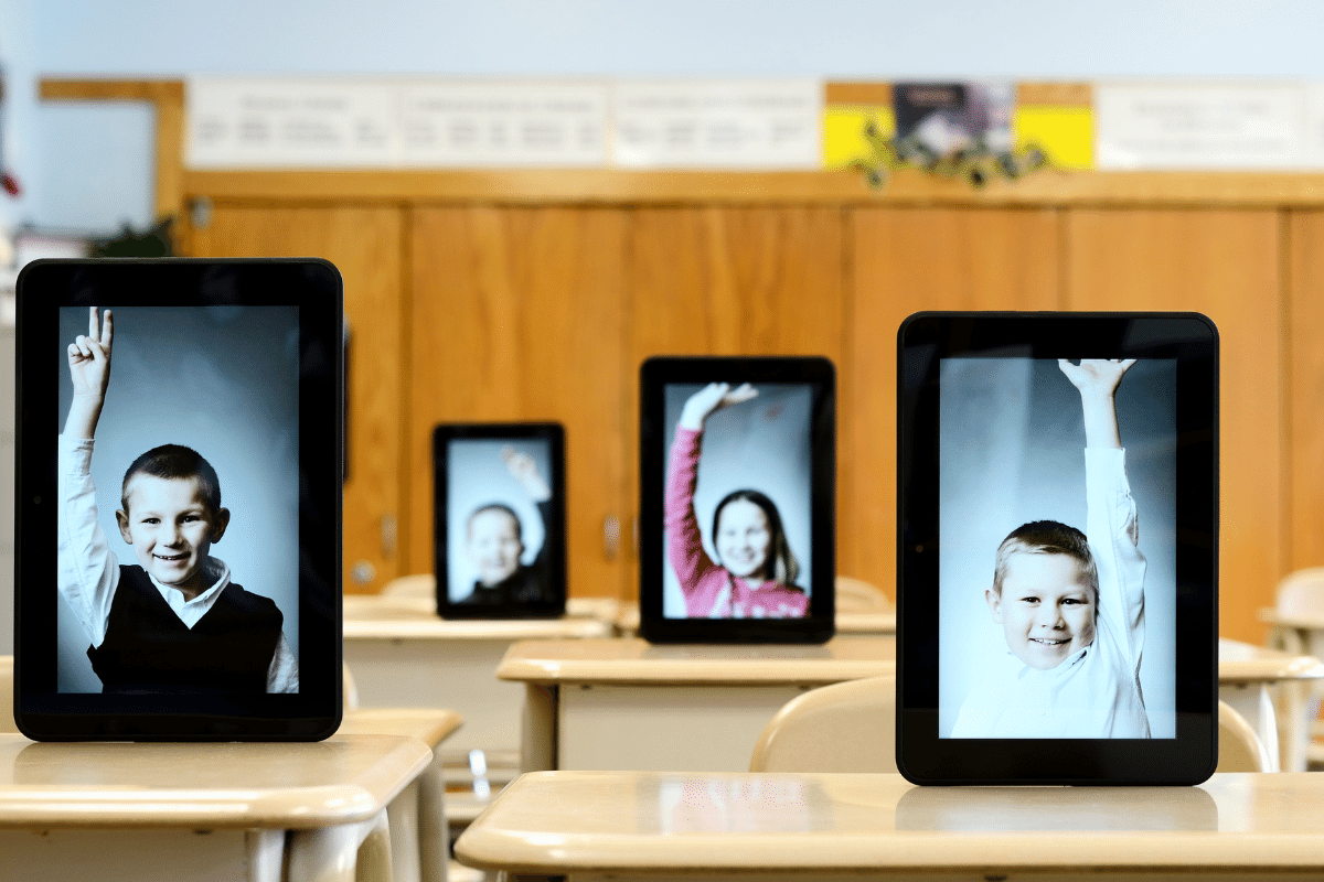 e-learning, tablets mit kindern im klassenzimmer