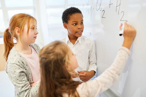 Schriftliche Multiplikation, Kinder rechnen an der Tafel