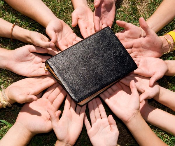 Geschenke zur Konfirmation: Kinder mit Bibel in Händen