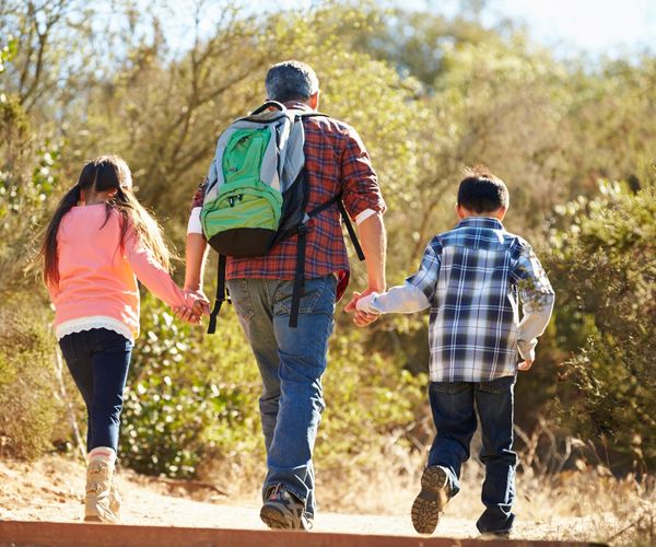 Wandern mit Kindern: Vater wandert mit Sohn und Tochter