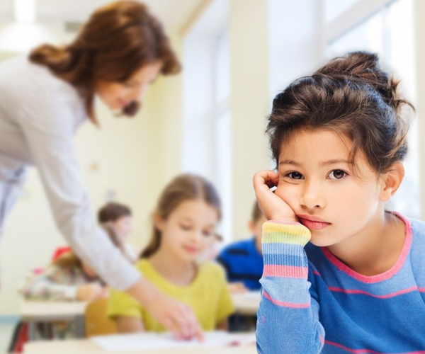 Probleme-mit-Lehrern-in-der-Grundschule--trauriges-M-dchen-in-der-Schule