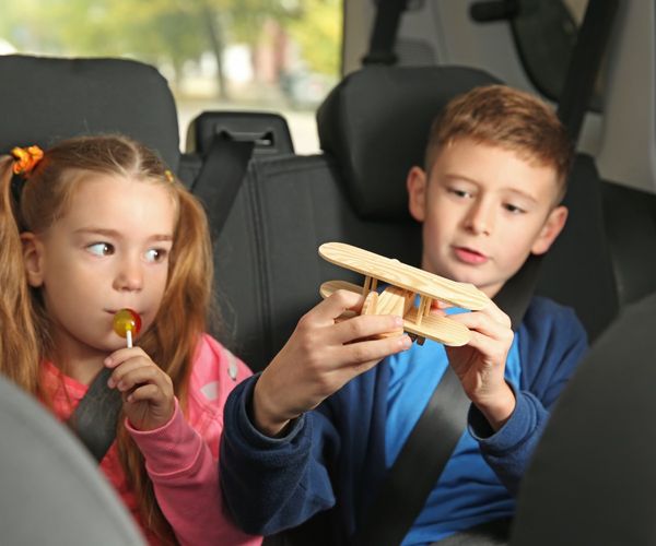 Reisespiele: Kinder im Auto